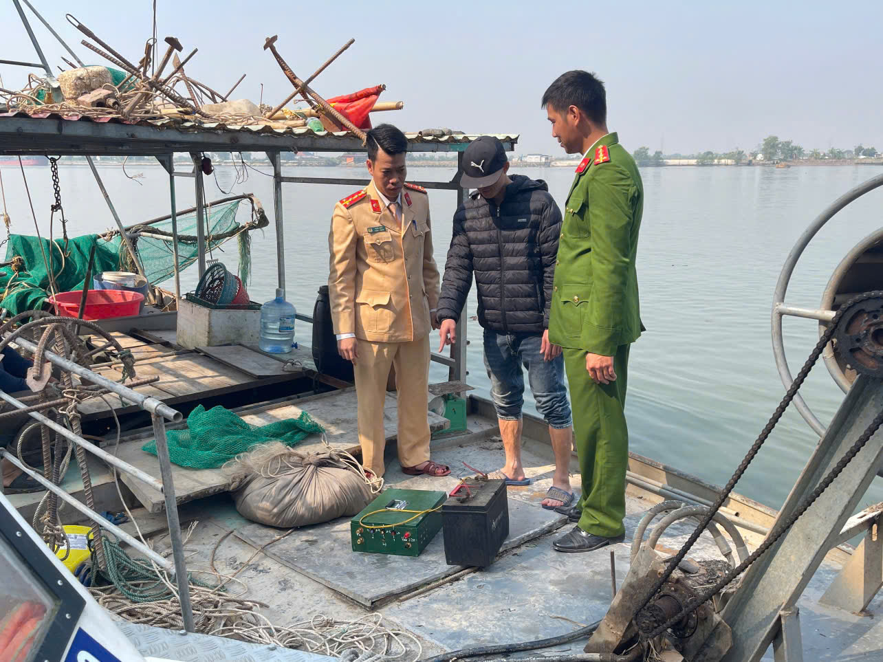 Phòng Cảnh sát giao thông: Xử lý nghiêm hành vi sử dụng kích điện khai thác thủy sản trên các tuyến sông